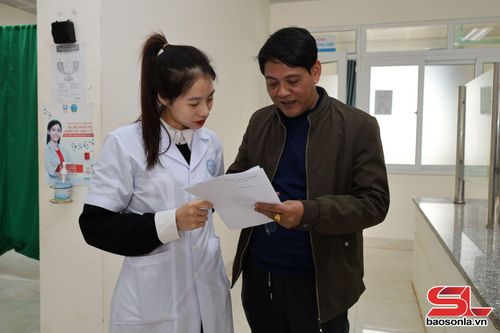 Dược sĩ Bệnh viện Nội tiết tỉnh hướng dẫn bệnh nhân sử dụng thuốc điều trị bệnh lý nội tiết và rối loạn chuyển hóa.