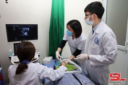 Các bác sĩ thực hiện kỹ thuật siêu âm và chọc hút tế bào tuyến giáp.