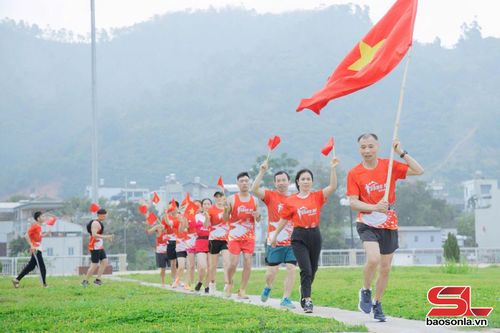 Các thành viên Cây lạc bộ R26 - Sơn La chạy bộ tại Quảng trường 3/2 Sông Mã.