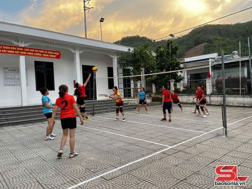 Nhân dân xã Sông Mã luyện tập bóng chuyền hơi tại sân nhà văn hóa.