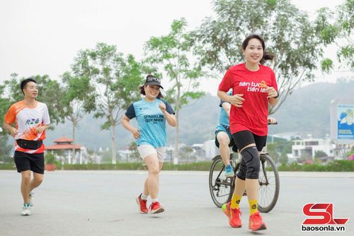 Nhân dân luyện tập thể thao tại Quảng trường 3/2, xã Sông Mã.