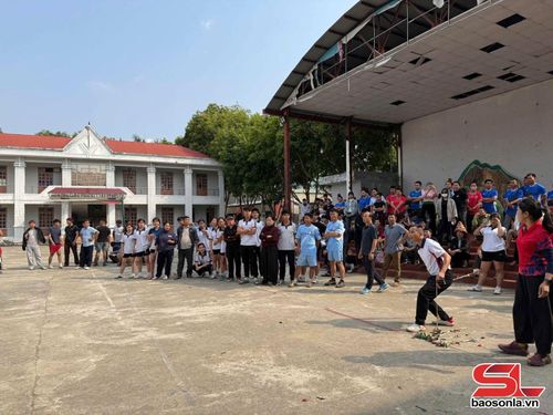 Vận động viên các bản, tổ dân phố, xã Sông Mã thi đấu môn tung còn.