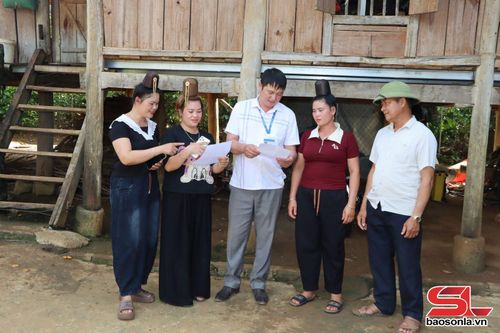 Cán bộ xã Chiềng Mung tuyên truyền tư vấn, giới thiệu việc làm cho lao động địa phương.