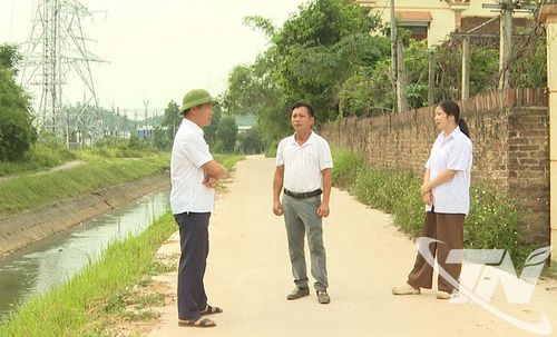 Tổ công tác của phường Phổ Yên đến gia đình anh Lưu Văn Duẩn, tổ dân phố Hắng để nắm bắt tâm tư, nguyện vọng trong quá trình triển khai dự án.