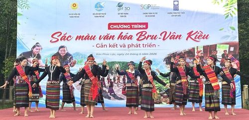  Hỗ trợ bà con khôi phục, bảo tồn các điệu múa truyền thống của đồng bào dân tộc Bru - Vân Kiều