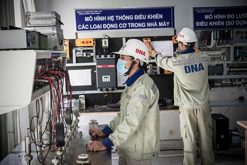 Công nhân Công ty Nhôm Đắk Nông - TKV kiểm tra thiết bị, bảo đảm vận hành ổn định Nhà máy Alumin Nhân Cơ.