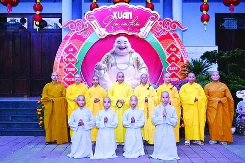 Bên quý thầy ở chùa Liên Trì - Ảnh: CLT