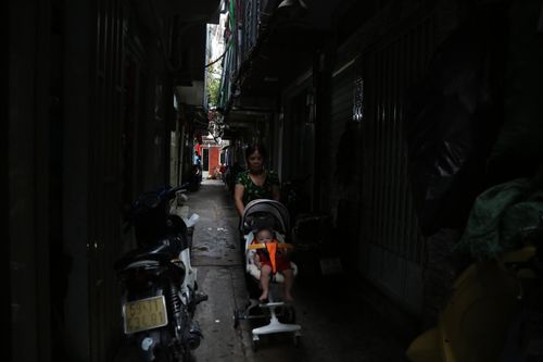 Dù là ban ngày, nhiều con hẻm vẫn tối tăm, thiếu ánh sáng.