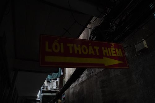 Hệ thống dây điện, cáp viễn thông chằng chịt, tiềm ẩn nguy cơ mất an toàn.