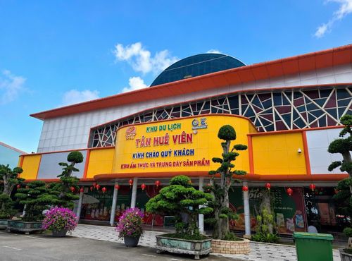 Khu ẩm thực và không gian trưng bày sản phẩm mang đến nhiều lựa chọn đặc sản hấp dẫn phục vụ du khách. Ảnh: Đông Dương.
