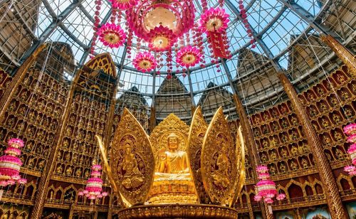 Tượng Phật Dược Sư bằng đồng nặng 19 tấn được tôn trí trang nghiêm bên trong Liên Hoa Bảo Tháp. Ảnh: Đông Dương.