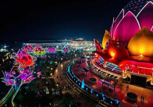 Liên Hoa Bảo Tháp lung linh về đêm dưới hệ thống chiếu sáng, tạo nên khung cảnh ấn tượng giữa khu tham quan. Ảnh: Sưu tầm.