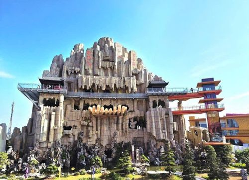 Cầu kính, thác nước và không gian cảnh quan là những điểm check-in được nhiều du khách yêu thích tại Tân Huê Viên. Ảnh: Đông Dương.