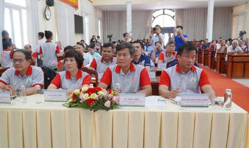 Cácđại biểu tham dự chương trình tiếp nhận Sếu đầu đỏ. Ảnh: Bình Minh