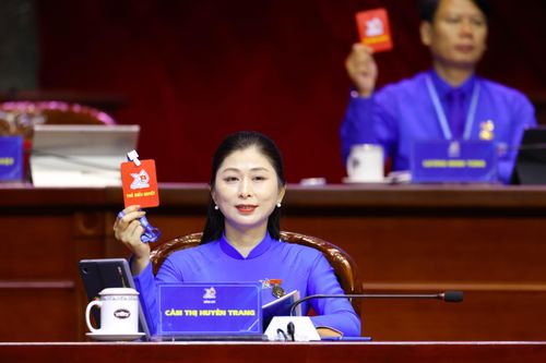 Các đại biểu tiến hành biểu quyết tại lễ khai mạc.
