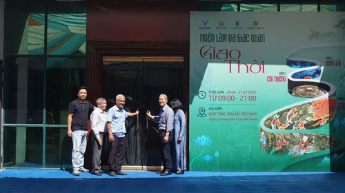 Đại biểu thực hiện nghi thức khai mạc, mở cửa triển lãm