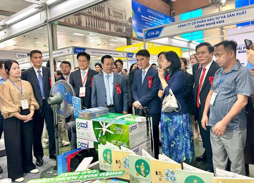 Các đại biểu tham quan gian hàng tại Hội chợ Triển lãm ENTECH HANOI 2026. Ảnh: PV