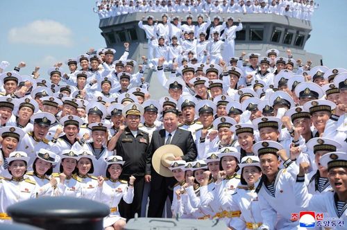 Ông Kim Jong Un chụp ảnh cùng lực lượng Hải quân Triều Tiên tại lễ biên chế tàu khu trục Choe Hyon. Ảnh: KCNA