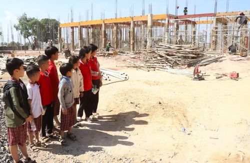 Những học sinh nơi vùng biên Tổ quốc đang háo hức chờ ngày được học tập trong ngôi trường mới.