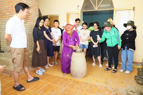 Nghệ nhân ở Làng gốm Bàu Trúc, xã Ninh Phước, tỉnh Khánh Hòa trình diễn nghệ thuật chế tác sản phẩm đồ gốm thủ công. Ảnh: D.Q.