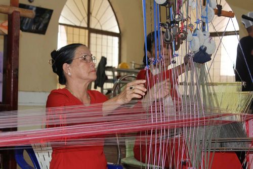 Người Chăm ở Làng nghề dệt thổ cẩm Mỹ Nghiệp ở xã Ninh Phước, tỉnh Khánh Hòa. Ảnh: D.Q.