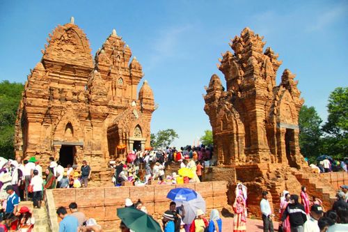 Du khách tham quan Po Klong Garai - một Di tích lịch sử quốc gia đặc biệt ở Khánh Hòa và là công trình kiến trúc cổ của người Chăm. Ảnh: D.Q.