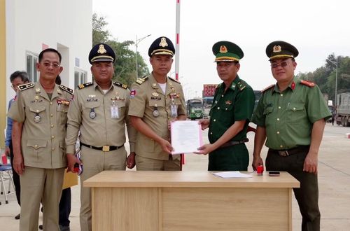 Phối hợp với Công an nước bạn giữ vững an ninh vùng biên.