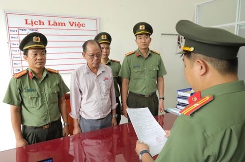 Đối tượng tổ chức cho người khác ở lại Việt Nam bị khởi tố.