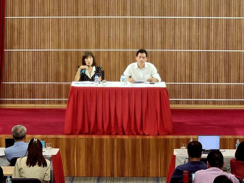 Lãnh đạo Cục Phát thanh, Truyền hình và Thông tin điện tử trao đổi, làm rõ thêm các thông tin với các đại biểu tại hội nghị.