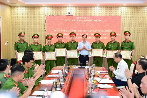 UBND xã Ái Quốc biểu dương, khen thưởng CBCS tham gia phá án.