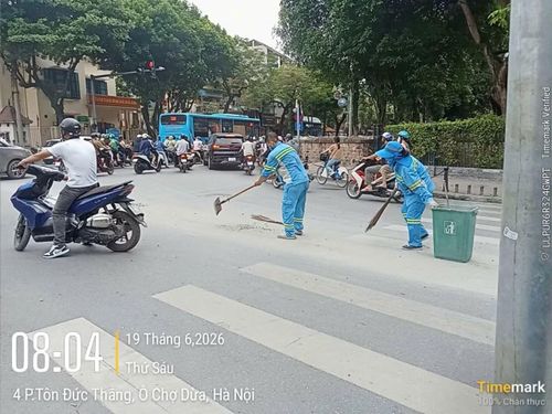 Công an phường Văn Miếu – Quốc Tử Giám chỉ đạo tổ chức lực lượng chức năng quét dọn bê tông tươi đổ ra đường, tránh gây nguy hiểm cho người tham gia giao thông.