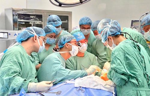 Trường Đại học Y - Dược, Đại học Huế cùng Bệnh viện Trường Đại học Y - Dược Huế, phối hợp với Tổ chức ReSurge International (Hoa Kỳ) và Hội Tạo hình Vi phẫu Thế giới tổ chức chương trình phẫu thuật và đào tạo trong lĩnh vực tạo hình - thẩm mỹ. Ảnh: HUEUMP