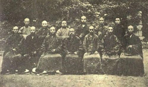 Chụp ảnh lưu niệm Tăng chúng Phật học viện Cửu Hoa chào đón Đại sư Thái Hư vào tháng 9 năm 1929. Ảnh tác giả cung cấp.
