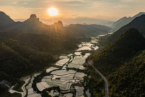 Mặt nước trong veo phản chiếu mây trời và núi non, tạo nên vẻ đẹp đầy cuốn hút của mùa nước đổ.