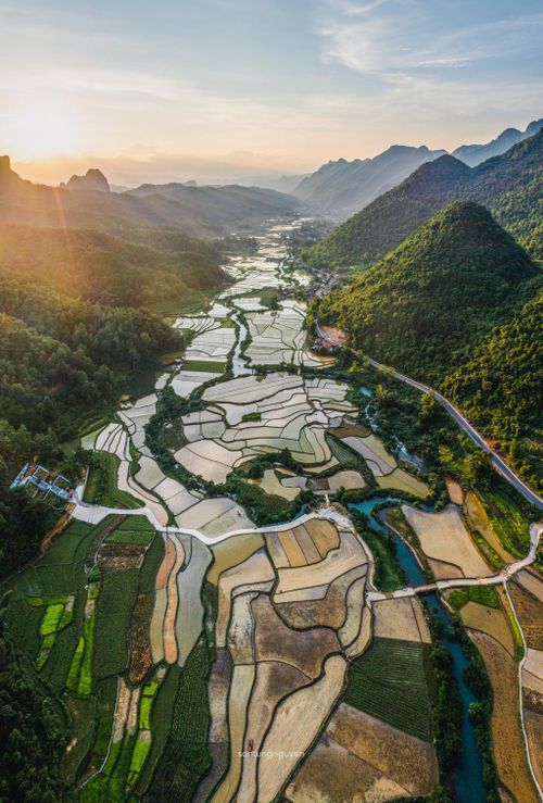 Những thửa ruộng ngập nước hôm nay chính là khởi đầu cho mùa lúa chín vàng rực trên các triền núi trong những tháng tới.