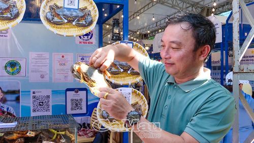 Công ty TNHH Dư Thái Bình quảng bá cua Cà Mau tại Ngày hội Cua Cà Mau lần thứ II năm 2025, tại Thành phố Hồ Chí Minh. Ảnh: ANH TUẤN