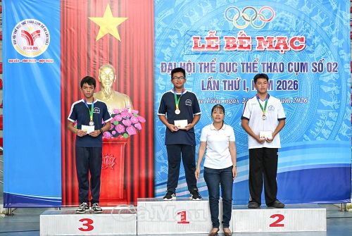 Ban Tổ chức trao Huy chương Vàng, Bạc và Đồng cho các vận động viên bơi lội thi đấu xuất sắc tại giải.