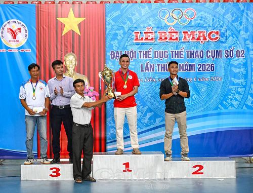  Ban Tổ chức trao huy chương và cúp vô địch cho đội bóng đá phường Bạc Liêu.