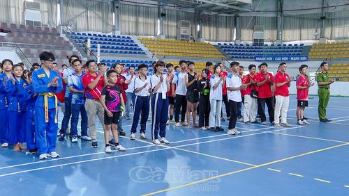 Các vận động viên đạt thành tích cao tại Đại hội TDTT Cụm số 2 dự lễ bế mạc và trao giải.