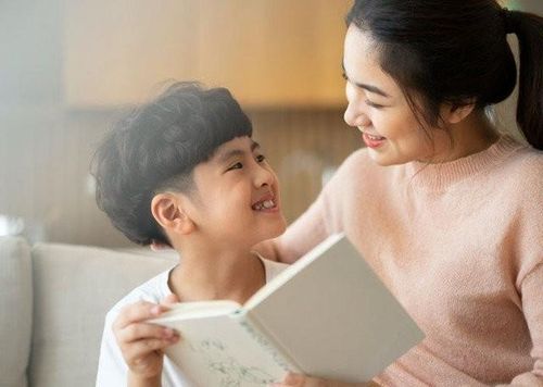 Sự đồng hành và thấu hiểu từ người mẹ giúp trẻ tự tin hơn trong cuộc sống. Ảnh minh họa