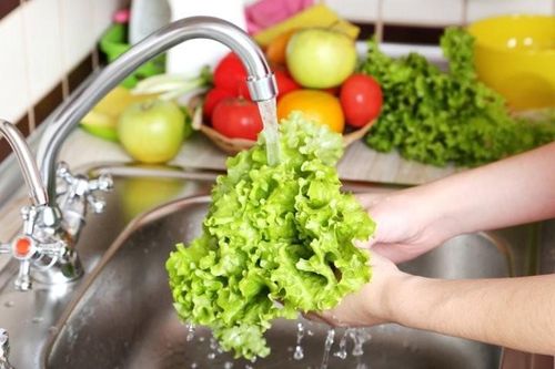 Nên rửa dưới vòi nước chảy. Ảnh minh họa