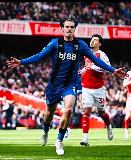 Alex Scott được đánh giá là một trong những tiền vệ trẻ triển vọng của bóng đá Anh