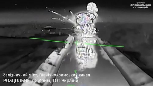  Quân đội Ukraine tuyên bố phá hủy cây cầu đường sắt quan trọng bắc qua kênh đào Bắc Crimea.