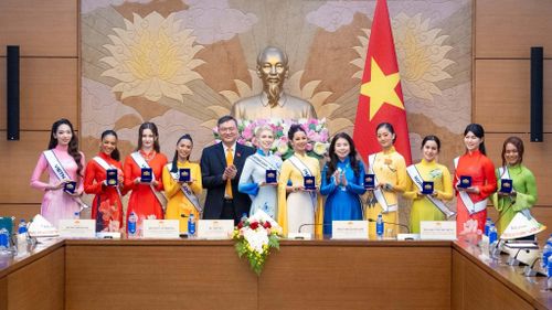 Lãnh đạo Văn phòng Quốc hội cùng đoàn thí sinh chụp ảnh lưu niệm. 