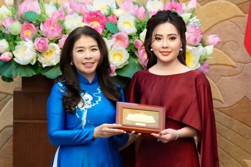 Phó Chủ nhiệm Văn phòng Quốc hội Lê Thu Hà và Chủ tịch cuộc thi Hoa hậu Văn hóa Thế giới 2026 - Miss Multicultural World 2026 Phan Thị Kim Oanh