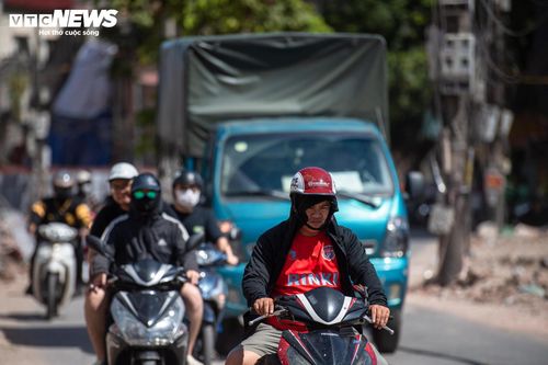 Theo ghi nhận của PV Báo Điện tử VTC News, nhiệt độ mặt đường ở một số khu vực lên tới khoảng 50°C. Người tham gia giao thông phải mặc áo chống nắng, đeo khẩu trang, kính, găng tay và che kín cơ thể để hạn chế tác động của nắng nóng.
