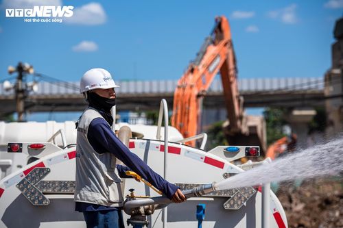 Mồ hôi liên tục chảy trên khuôn mặt, thấm ướt lưng áo của nhiều người lao động ngoài trời.