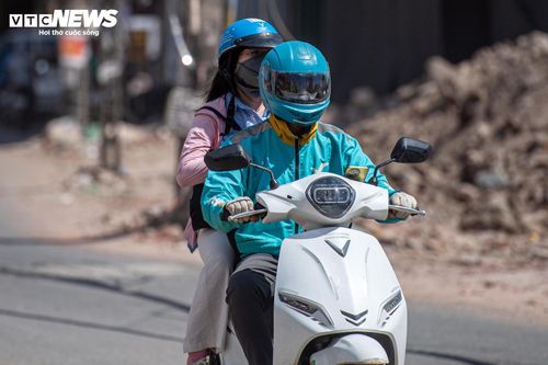 Nắng nóng kéo dài cũng khiến công việc của các tài xế công nghệ và nhân viên giao hàng thêm phần vất vả. 