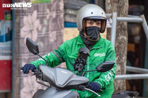 Nhiều người phải liên tục tìm nơi tránh nắng, bổ sung nước trong quá trình làm việc.