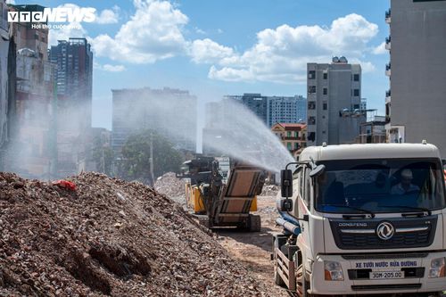 Cùng thời điểm, xe bồn liên tục phun nước trên tuyến Vành đai 2,5 nhằm giảm bụi phát sinh trong quá trình thi công.